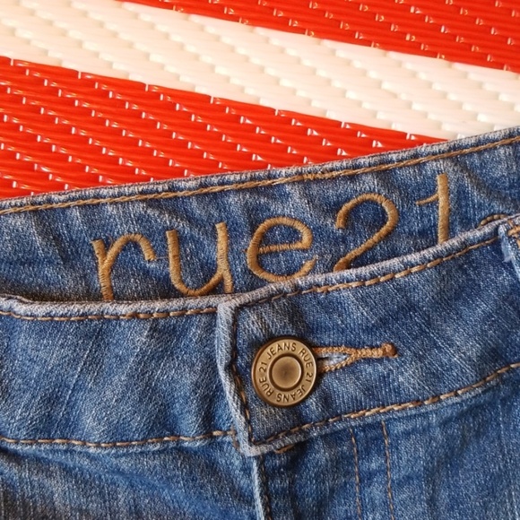 Amazing shorts on, too big on me. Rue 21 - Picture 3 of 4